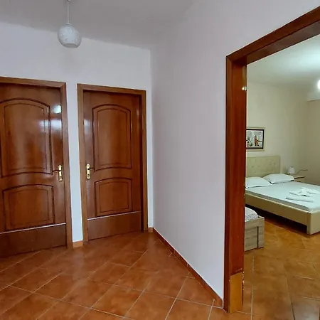 Jon Alloggio in famiglia Vlorë