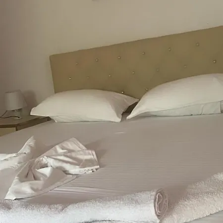 Jon Alloggio in famiglia Vlorë