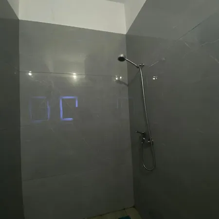 Jon Alloggio in famiglia *